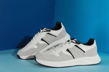 Renkli arka planda bir çift şık spor ayakkabı