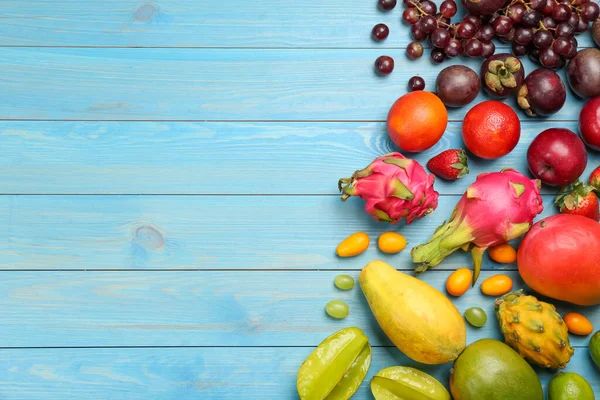 Muitas Frutas Exóticas Deliciosas Diferentes Mesa Madeira Azul Flat Lay — Fotografia de Stock