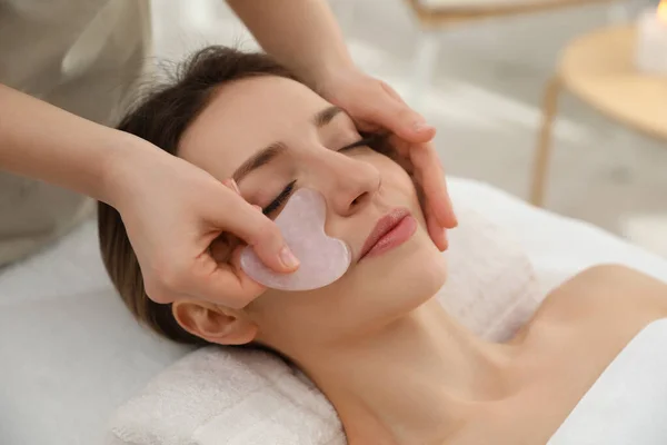 Jovem Mulher Recebendo Massagem Facial Com Ferramenta Gua Sha Salão — Fotografia de Stock