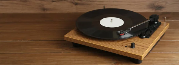 Gramofon Płytą Winylową Drewnianym Tle Miejsce Tekst — Zdjęcie stockowe