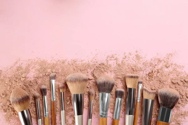 Cepillos Maquillaje Polvo Cara Dispersa Sobre Fondo Rosa Disposición Plana — Foto de Stock