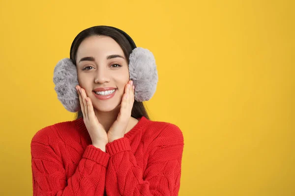 Bella Giovane Donna Che Indossa Paraorecchie Sfondo Giallo Spazio Testo — Foto Stock