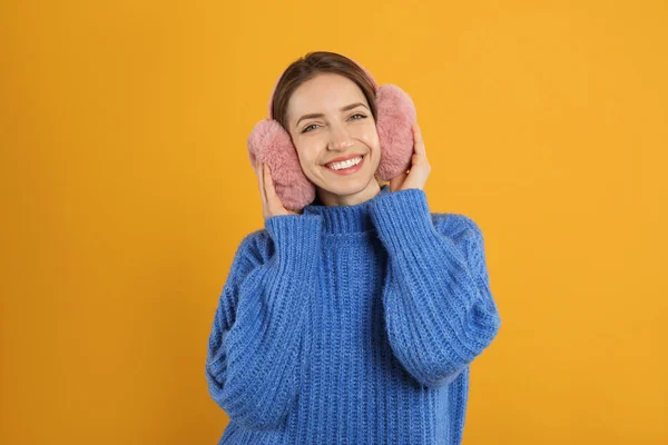 Ευτυχισμένη Γυναίκα Που Φοράει Ζεστά Ακουστικά Κίτρινο Φόντο — Φωτογραφία Αρχείου