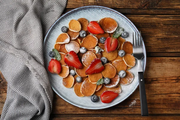 Cereal Pancake Dengan Buah Berry Disajikan Atas Meja Kayu Datar — Stok Foto