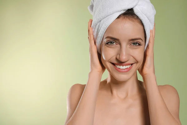 Beautiful Young Woman Hair Wrapped Towel Washing Light Green Background — Stock Photo, Image
