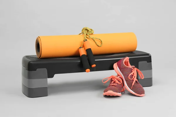 Adım Platformu Yoga Minderi Atlama Arka Planda Spor Ayakkabıları Spor — Stok fotoğraf