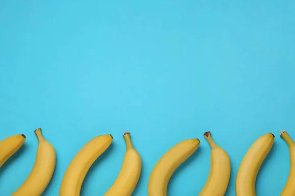 Plátanos Amarillos Maduros Sobre Fondo Turquesa Tendido Plano Espacio Para — Foto de Stock