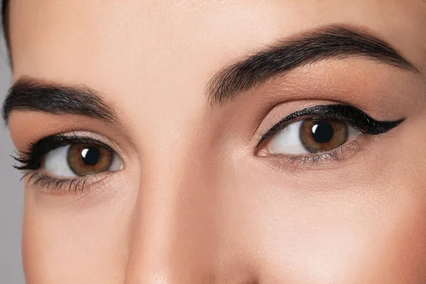 Siyah Göz Kalemli Güzel Bir Kadın Yakın Çekim Manzaralı — Stok fotoğraf