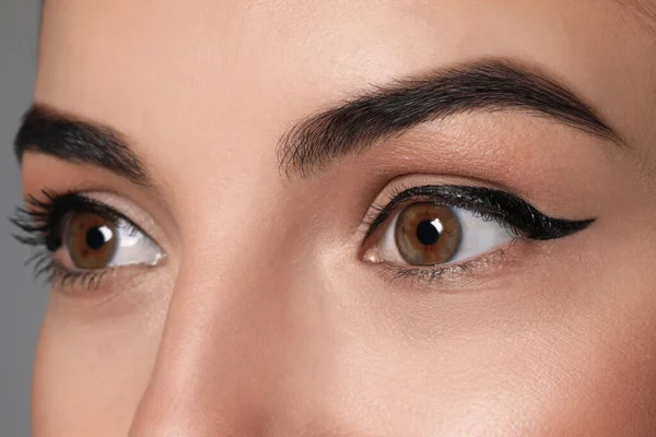 Schöne Frau Mit Schwarzem Eyeliner Nahaufnahme — Stockfoto