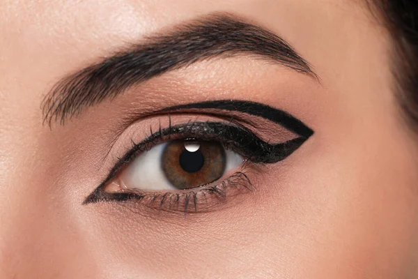 Όμορφη Γυναίκα Μαύρο Eyeliner Κοντινή Θέα — Φωτογραφία Αρχείου