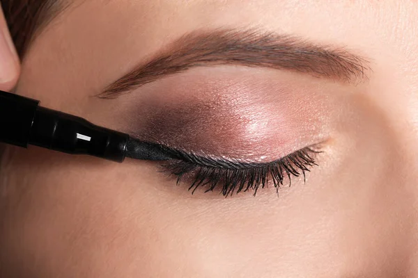 Artista Che Applica Eyeliner Nero Sul Viso Della Donna Primo — Foto Stock