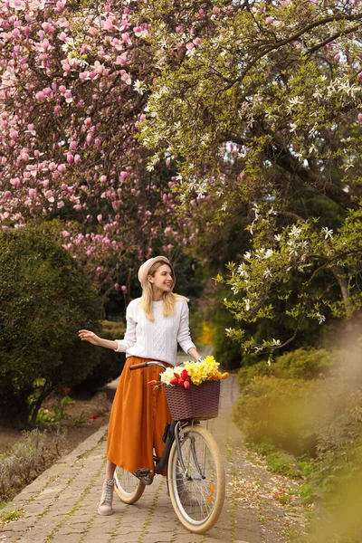 Schöne Junge Frau Mit Fahrrad Und Blumen Park Einem Angenehmen — Stockfoto