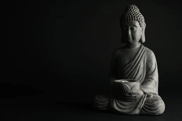 黑色背景上美丽的石佛雕塑 案文的篇幅 — 图库照片
