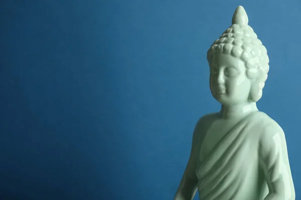 Belle Sculpture Bouddha Céramique Sur Fond Bleu Espace Pour Texte — Photo