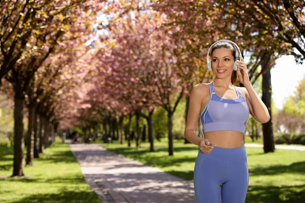 Femme Avec Casque Matin Courir Dans Parc Espace Pour Texte — Photo