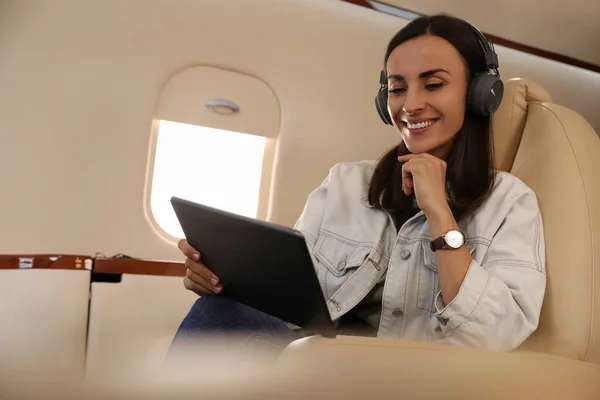 Jovem Com Tablet Fones Ouvido Ouvindo Música Avião Durante Voo — Fotografia de Stock