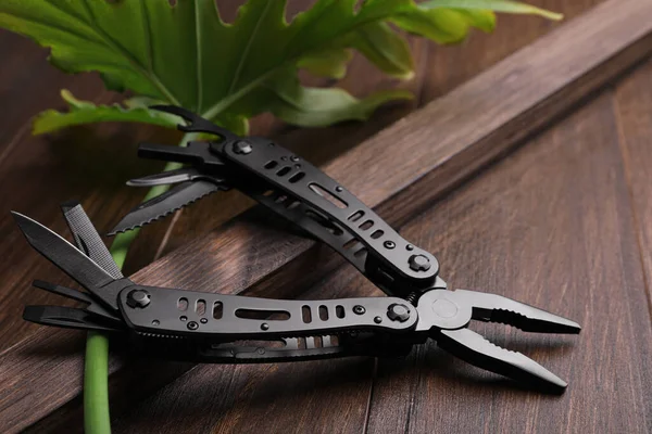 Modern Kompakt Hordozható Multitool Fából Készült Asztalon — Stock Fotó