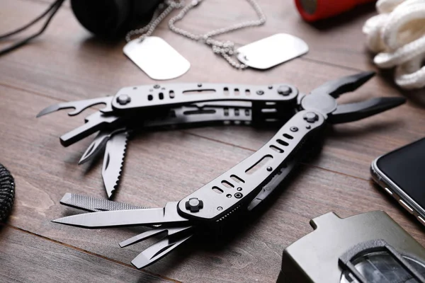 Modern Kompakt Hordozható Multitool Tartozékok Fából Készült Asztalon — Stock Fotó