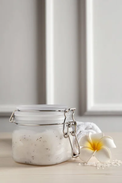 Body Scrub Glass Jar Towel Plumeria Flowers White Wooden Table — Stock Photo, Image
