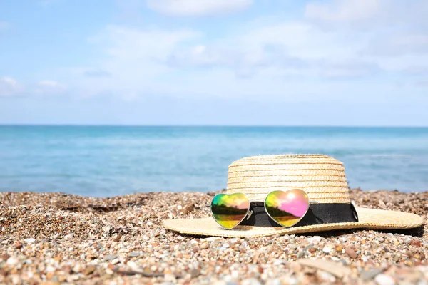 Chapéu Palha Óculos Sol Coloridos Forma Coração Praia Mar Espaço — Fotografia de Stock