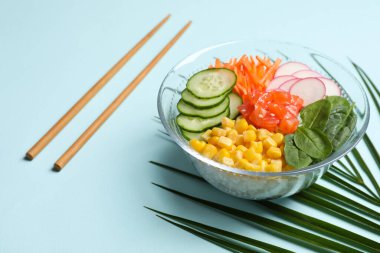 Somon, sebze ve turkuazlı lezzetli salata.