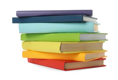 Beyaz arkaplan üzerine birçok renkli ciltli kitap