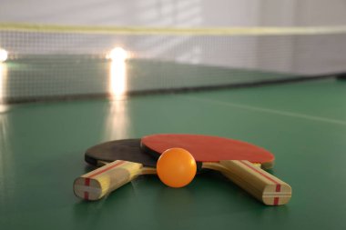 Ping pong masasında raketler ve top, metin için boşluk