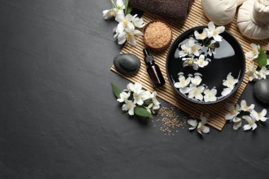 Yasemin özü yağ ve taze çiçeklerle kaplı güzel bir spa kompozisyonu. Metin için boşluk
