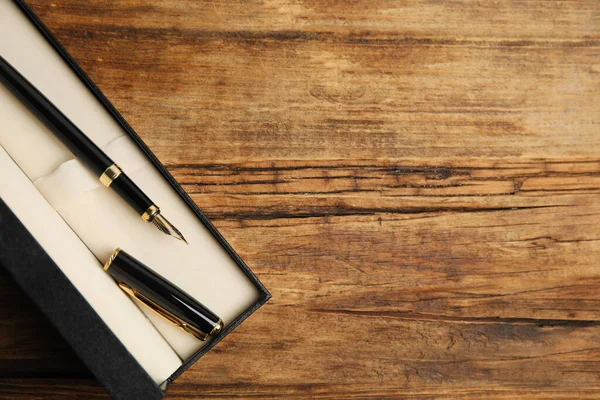 Όμορφη Πένα Στυλό Κουτί Ξύλινο Τραπέζι Πάνω Άποψη Χώρος Για — Φωτογραφία Αρχείου