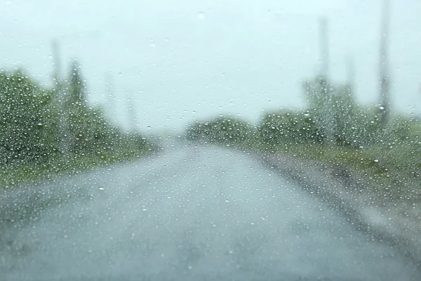 Vue Floue Route Campagne Travers Fenêtre Voiture Mouillée Météo Pluvieuse — Photo