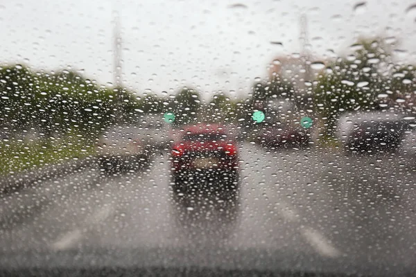 透过湿淋淋的车窗 模糊了道路的景观 — 图库照片