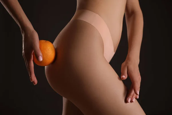 Vista Cerca Mujer Delgada Ropa Interior Con Naranja Sobre Fondo — Foto de Stock