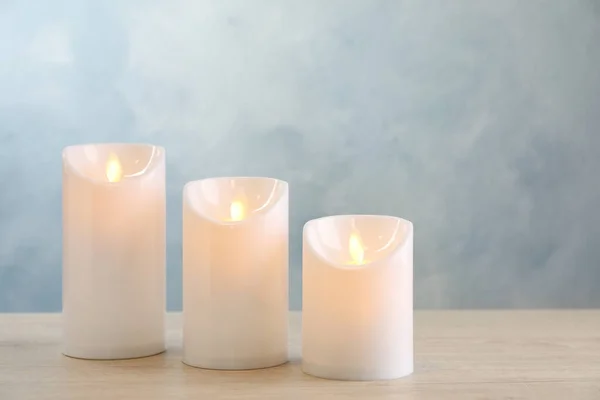 Διακοσμητικά Κεριά Led Ανοιχτό Ξύλινο Τραπέζι — Φωτογραφία Αρχείου