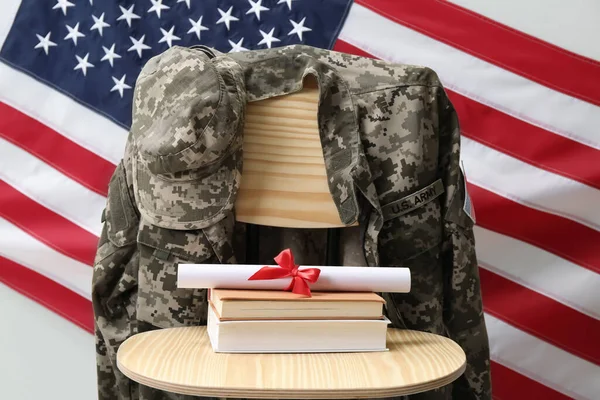Dyplom Książki Mundur Żołnierza Drewnianym Krześle Koło Flagi Stanów Zjednoczonych — Zdjęcie stockowe