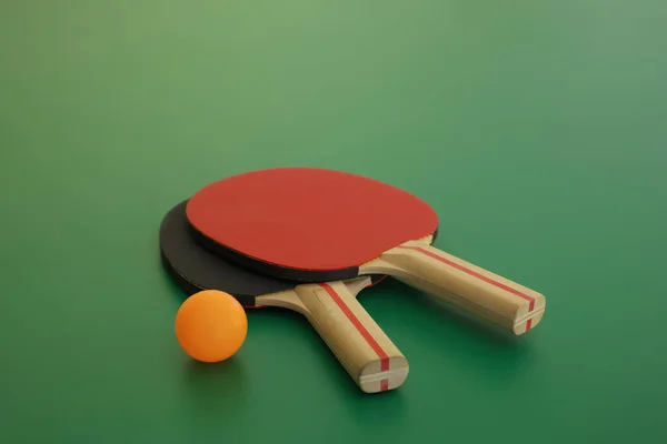 乒乓球桌上的球拍和球 — 图库照片