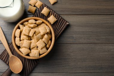 Tahta masada servis edilen nefis mısır tabletleri. Metin için boşluk