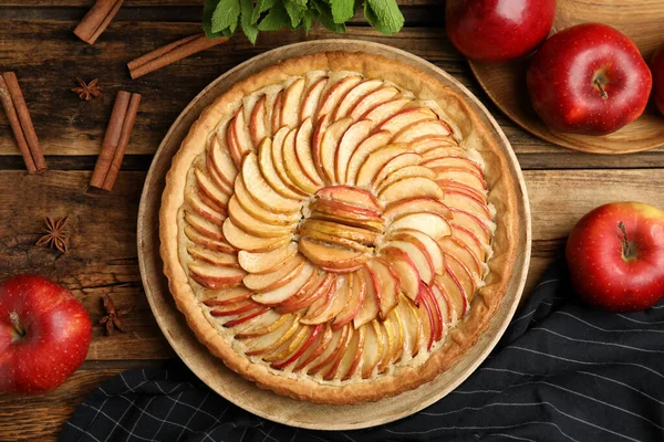 Composición Plana Con Deliciosa Tarta Manzana Casera Sobre Mesa Madera — Foto de Stock