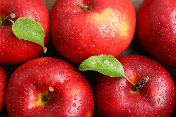 Läckra Mogna Röda Äpplen Med Vattendroppar Bordet Platt Låg — Stockfoto
