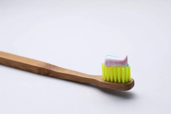 Holzbürste Mit Zahnpasta Auf Weißem Hintergrund Nahaufnahme — Stockfoto