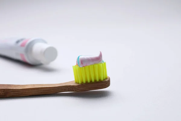 Bürste Mit Zahnpasta Und Tube Auf Weißem Hintergrund Nahaufnahme — Stockfoto
