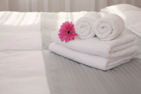 Fresh White Towels Flower Bed Indoors Space Text — Stock Photo, Image