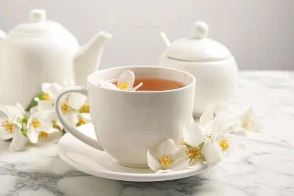 Aromatiskt Jasminte Och Färska Blommor Vitt Marmorbord — Stockfoto