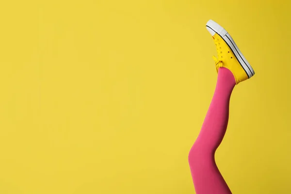 Mujer Con Medias Color Rosa Zapatos Deportivos Sobre Fondo Amarillo —  Fotos de Stock