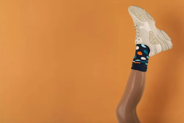 Kvinna Bär Sneakers Orange Bakgrund Närbild Plats För Text — Stockfoto