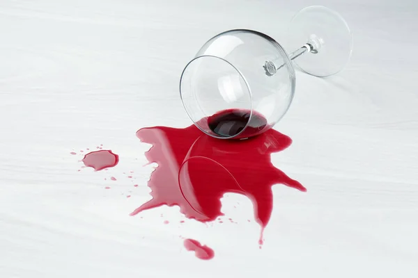 Umgestürztes Glas Und Verschütteter Wein Auf Weißem Holztisch — Stockfoto