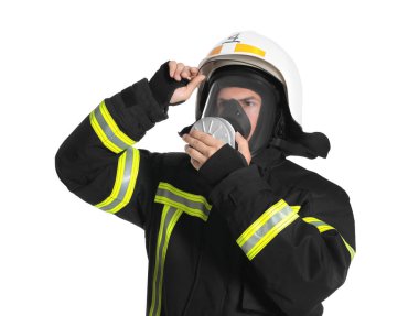 Beyaz arka planda üniformalı, kasklı ve gaz maskeli itfaiyeci portresi.