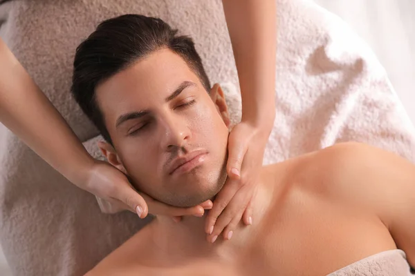 Mann Erhält Gesichtsmassage Schönheitssalon Draufsicht — Stockfoto