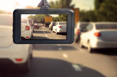 Modern gösterge paneli arabaya monte edilmiş, sürüş sırasında yol manzarası