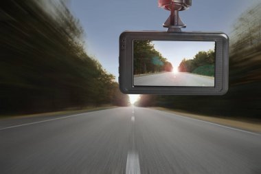 Modern gösterge paneli arabaya monte edilmiş, sürüş sırasında yol manzarası