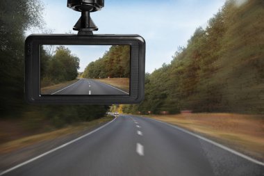 Modern gösterge paneli arabaya monte edilmiş, sürüş sırasında yol manzarası